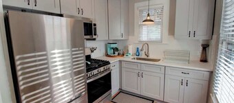 Heart of Galveston: Stylish Apt Near Attractions
