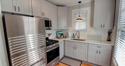 Heart of Galveston: Stylish Apt Near Attractions