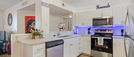 冷蔵庫、電子レンジ、オーブン、コンロ