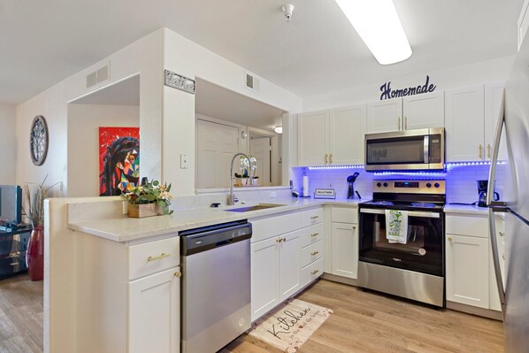 Refrigerador, microondas, horno y parrilla de estufa 