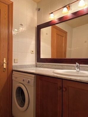 Regadera, secadora de cabello, toallas, papel de baño 