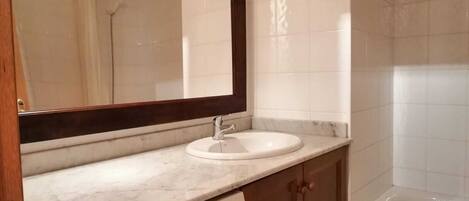 Douche, sèche-cheveux, serviettes fournies, papier toilette