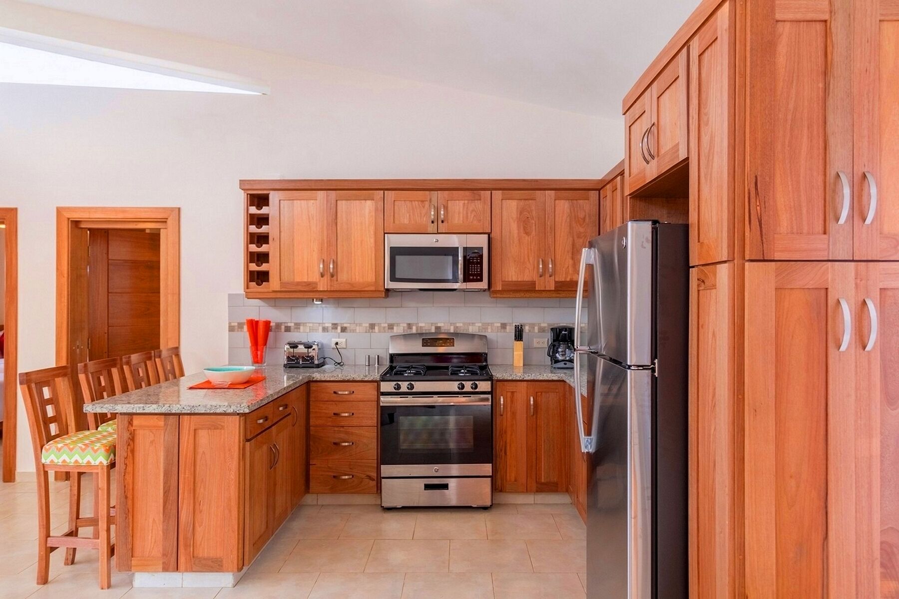 Kjøleskap, kjøkkenutstyr og spisebord