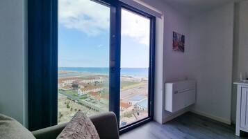 Ropa de cama de alta calidad y caja de seguridad en la habitación