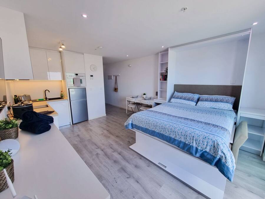 Premium Studio | Premium bedding, in-room safe, desk, laptop workspace
