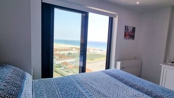 Premium Studio | Premium bedding, in-room safe, desk, laptop workspace