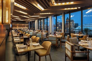 3 restaurantes; se sirve desayuno, almuerzo y cena; cocina americana