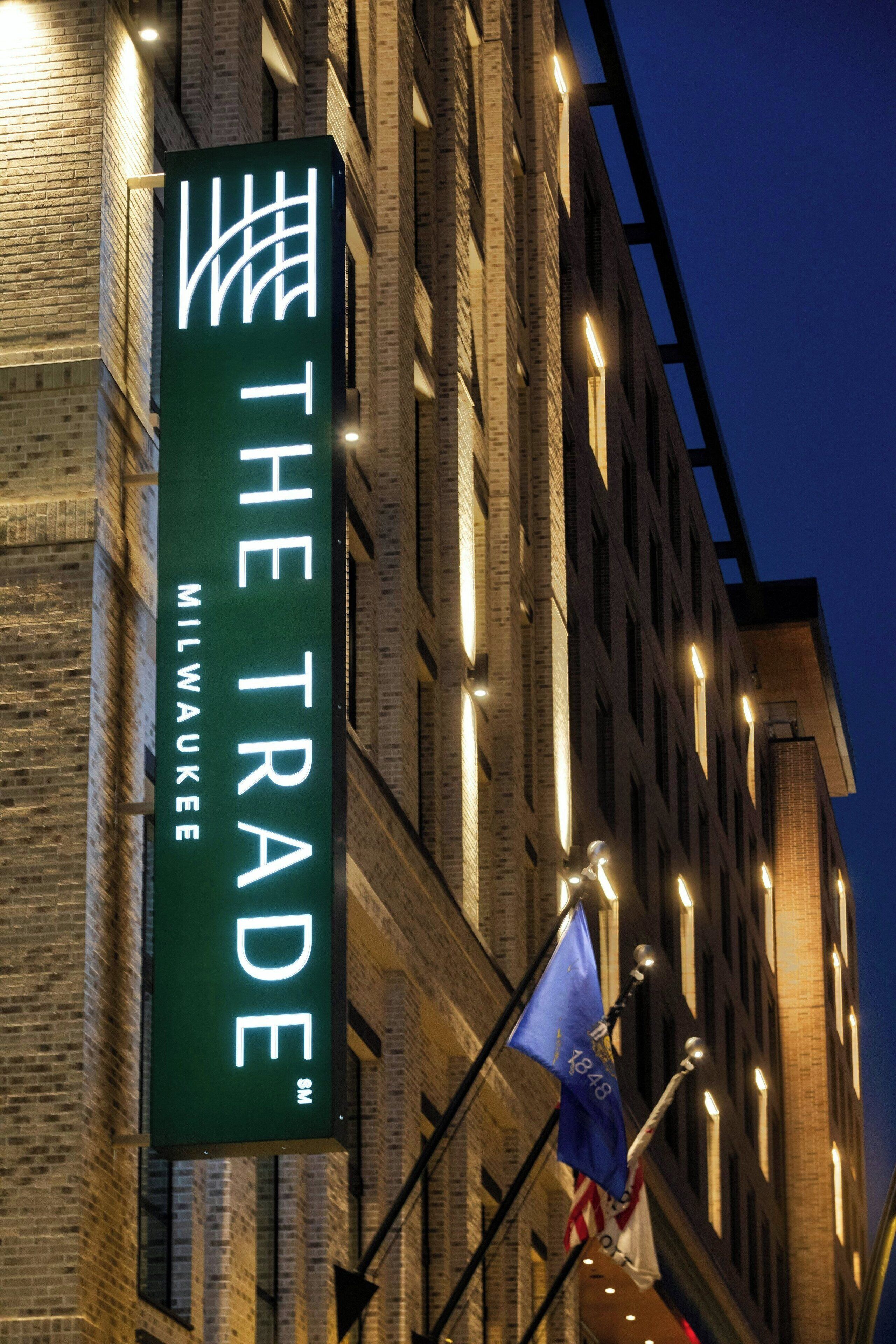Un bâtiment sur lequel on peut lire l’inscription « THE TRADE » et « MILWAUKEE ».