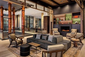 3 restaurantes; se sirve desayuno, almuerzo y cena; cocina americana