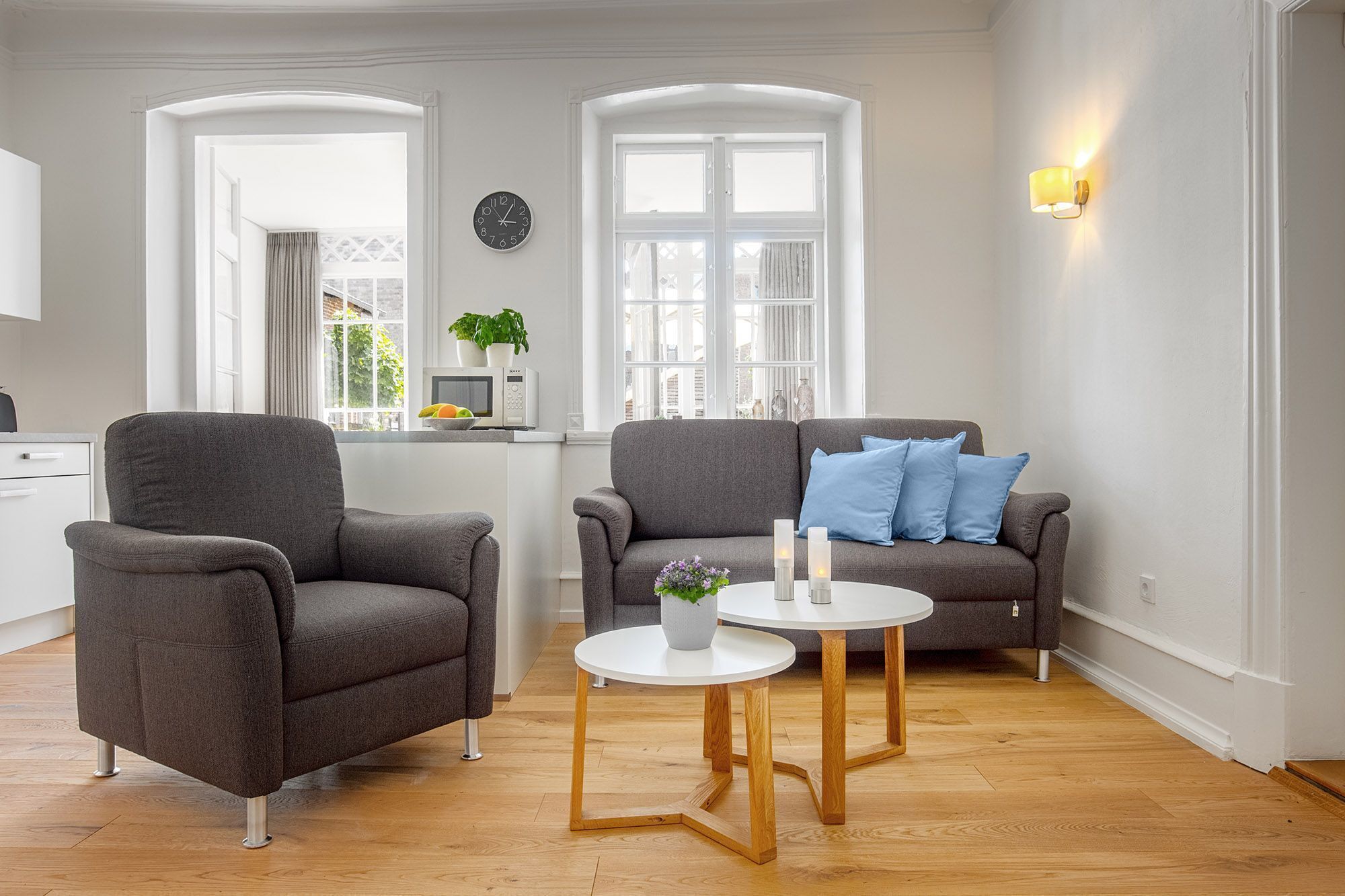 Wohnbereich mit gemütlicher Couch und Sessel