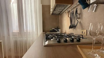 Een koelkast, een oven, een kookplaat, een waterkoker