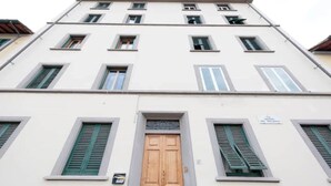 A multi-story building with a central wooden door and multiple windows with shutters. - CASA AMELIE - APARTMENT IN FLORENCE FREE WIFI + ETHERNET (Firenze)