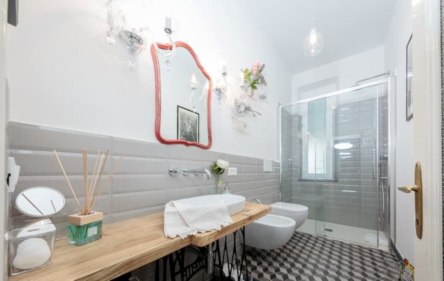 Shower, hair dryer, bidet, towels