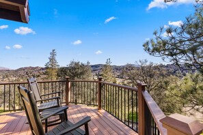 Property grounds - Beautiful Mountain Home located on 1 acre in the Historical Town of Julian, Ca (Julian)