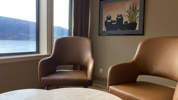 Chambre Supérieure avec lits jumeaux, vue lac | Bureau, fer et planche à repasser, Wi-Fi gratuit, draps fournis