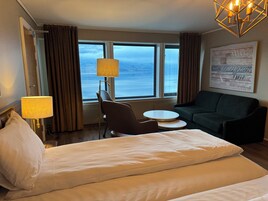 高级双床房, 湖景 | 办公桌、熨斗/熨板、免费 WiFi、床单