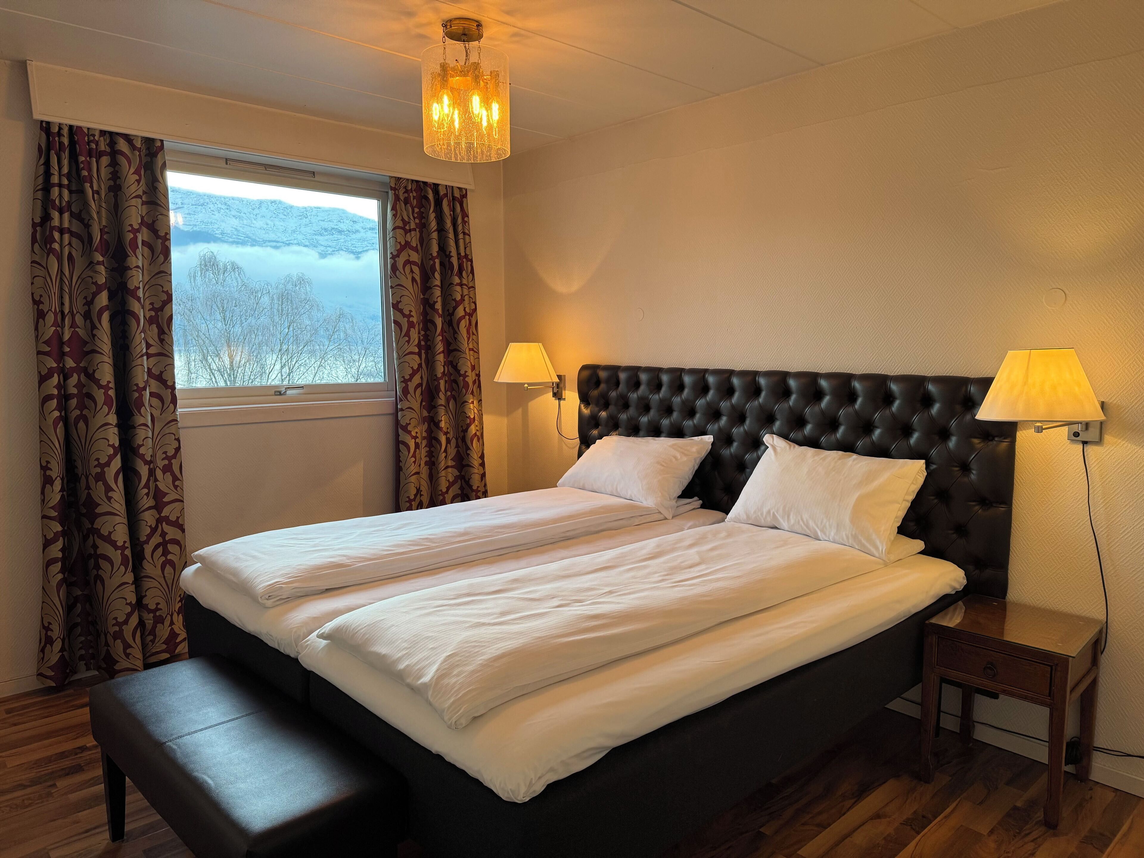 Suite | Desk, iron/ironing board, free WiFi, bed sheets