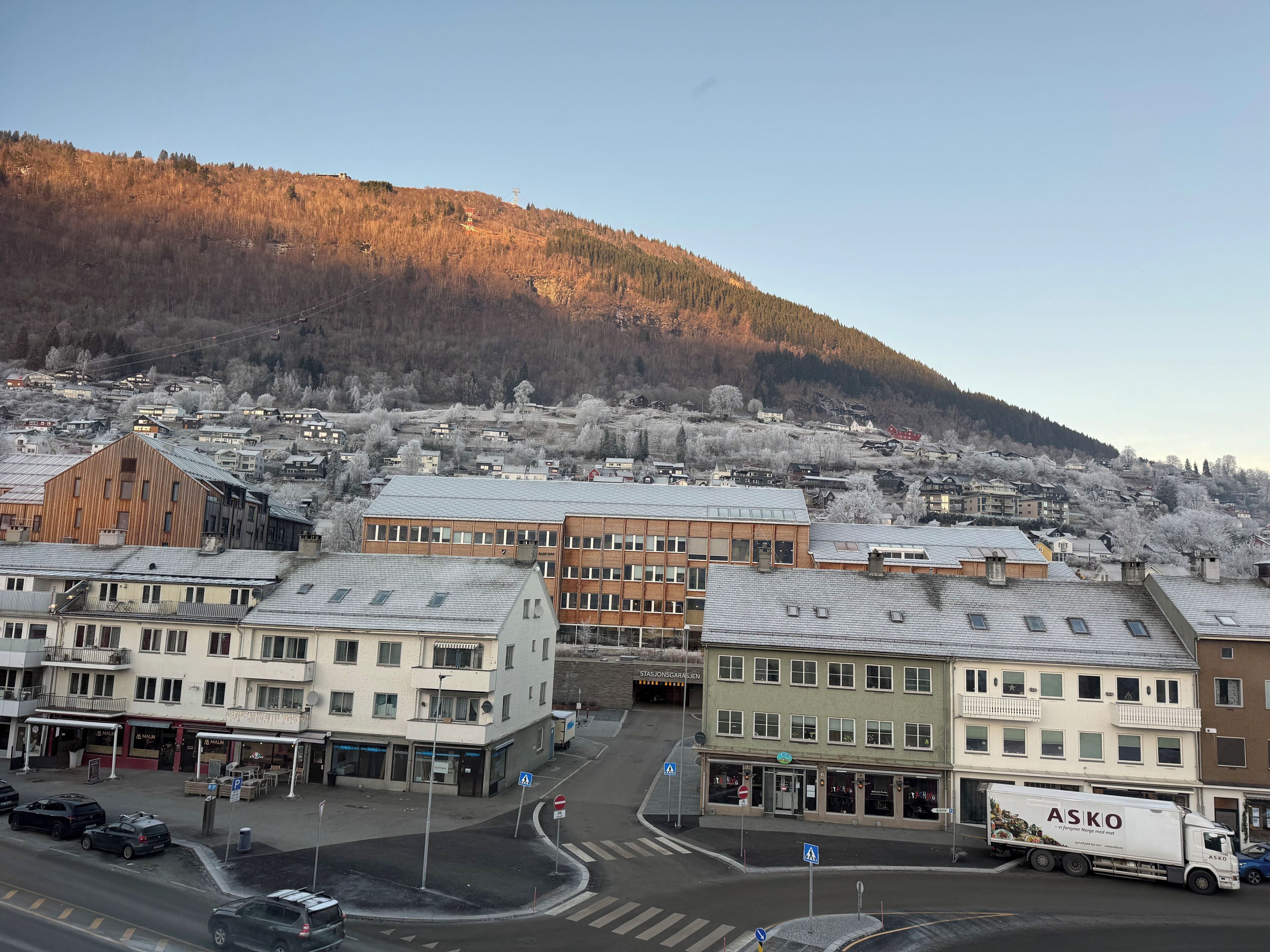 Une ville avec des bâtiments et une montagne en arrière-plan.