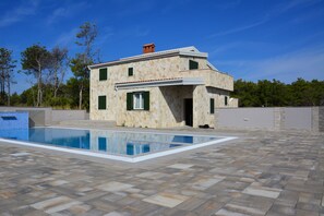 Front of property - Villa Sana (Vir)