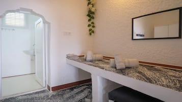 Standard Oda, Deniz Manzaralı | Banyo | Duş, havlu, sabun, şampuan