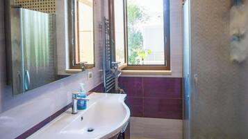 Duschwanne, Haartrockner, Bidet, Handtücher