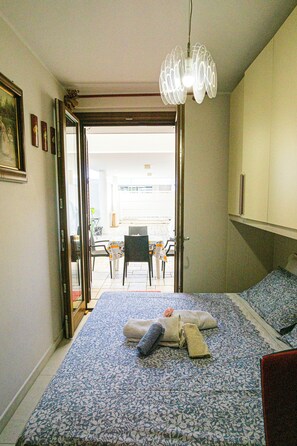 1 chambre, fer et planche à repasser, accès au Wi-Fi (inclus)