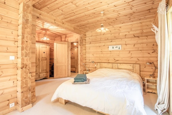 5 bedrooms, desk, iron/ironing board, free WiFi