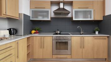 Fridge, oven, stovetop, dishwasher