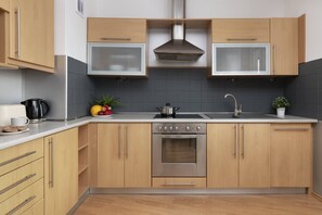 Fridge, oven, stovetop, dishwasher