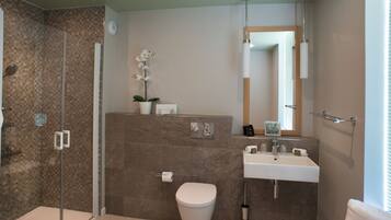 Premium Suite | Bathroom | Shower, hair dryer, bathrobes, towels