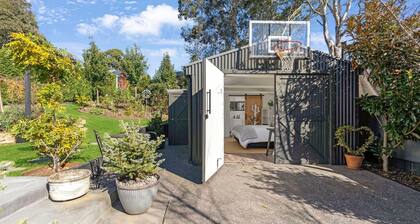 The Hen's Den, Moss Vale