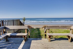 Property grounds - Ocean Front Duplex with Views! Dog Friendly! Free Wifi! (South Beach)