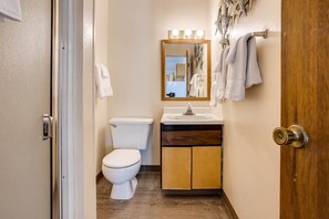 Combined shower/tub, hair dryer, towels