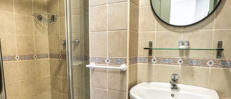 Chuveiro, secador de cabelo, toalhas de banho, sabonete