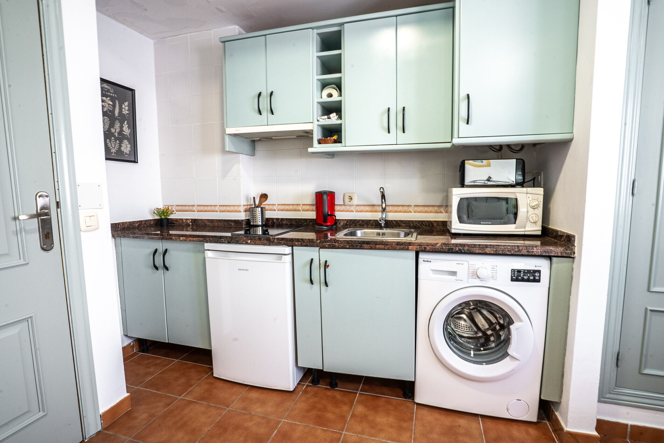 Réfrigérateur, micro-ondes, cafetière/bouilloire, bouilloire électrique