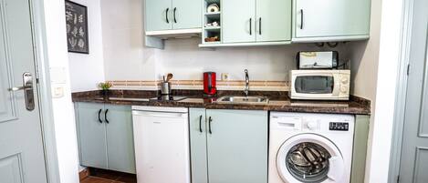 Réfrigérateur, micro-ondes, cafetière/bouilloire, bouilloire électrique