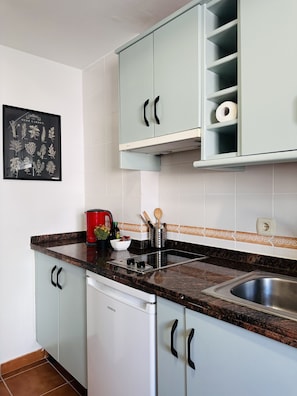 Kühlschrank, Mikrowelle, Herdplatte, Wasserkocher mit Kaffee-/Teezubehör