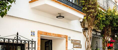 تفاصيل الفندق من الخارج