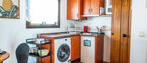 Køleskab, mikrobølgeovn, kogeplade, kaffe-/temaskine