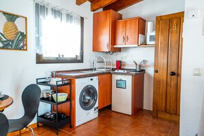 Kühlschrank, Mikrowelle, Herdplatte, Wasserkocher mit Kaffee-/Teezubehör