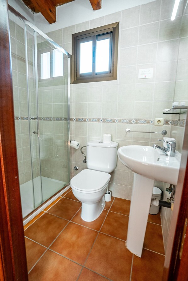 Dusche, Haartrockner, Handtücher