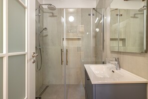 Shower, hair dryer, towels, soap - Marbella Village  | Penthouse La Concha view (Marbella)