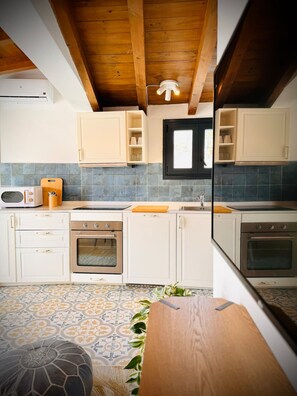 Jääkaappi, mikroaaltouuni, uuni, astianpesukone