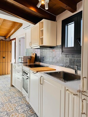 Jääkaappi, mikroaaltouuni, uuni, astianpesukone