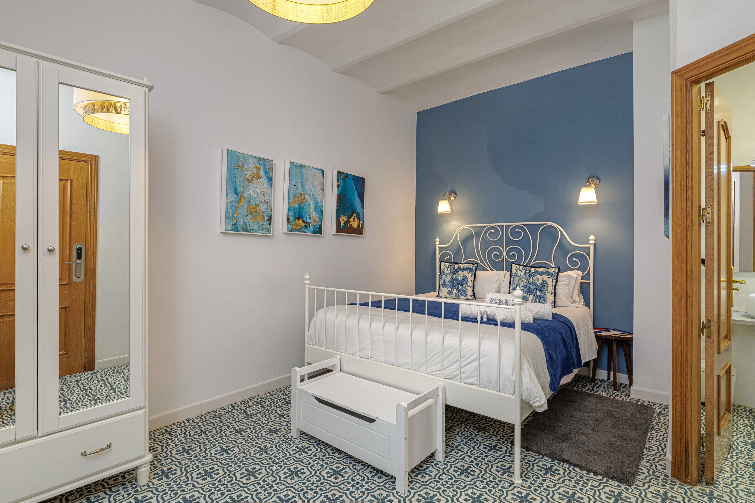 Iron/ironing board, free WiFi, bed sheets