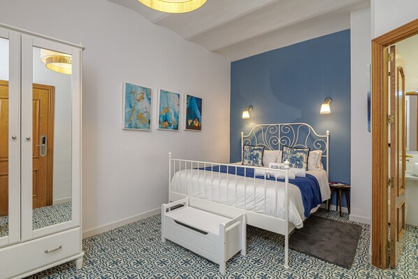 Iron/ironing board, free WiFi, bed sheets