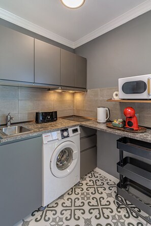 Refrigerador, microondas, lavavajillas y cafetera y tetera 