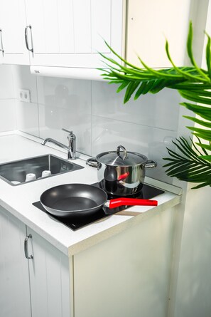 Køleskab, mikrobølgeovn, kaffe-/temaskine, elkedel