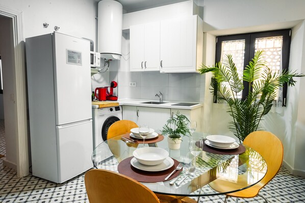 Køleskab, mikrobølgeovn, kaffe-/temaskine, elkedel