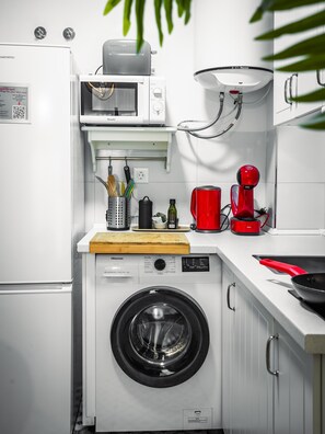 Køleskab, mikrobølgeovn, kaffe-/temaskine, elkedel